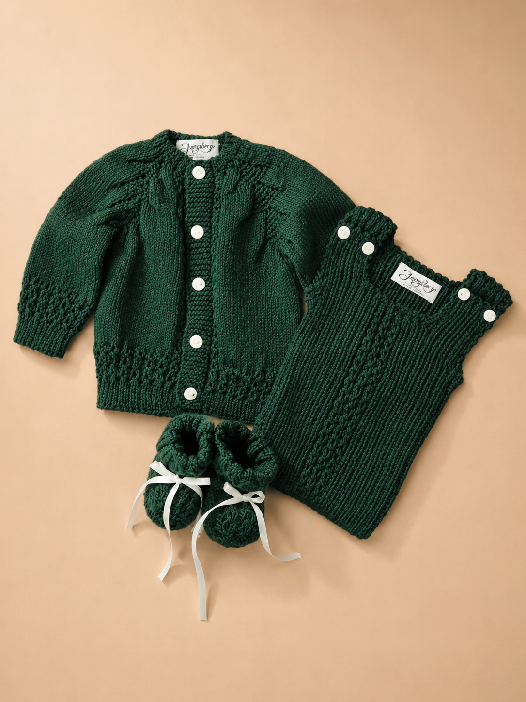 Conjunto verde bebé chaleco jardinero escarpines tejido mano