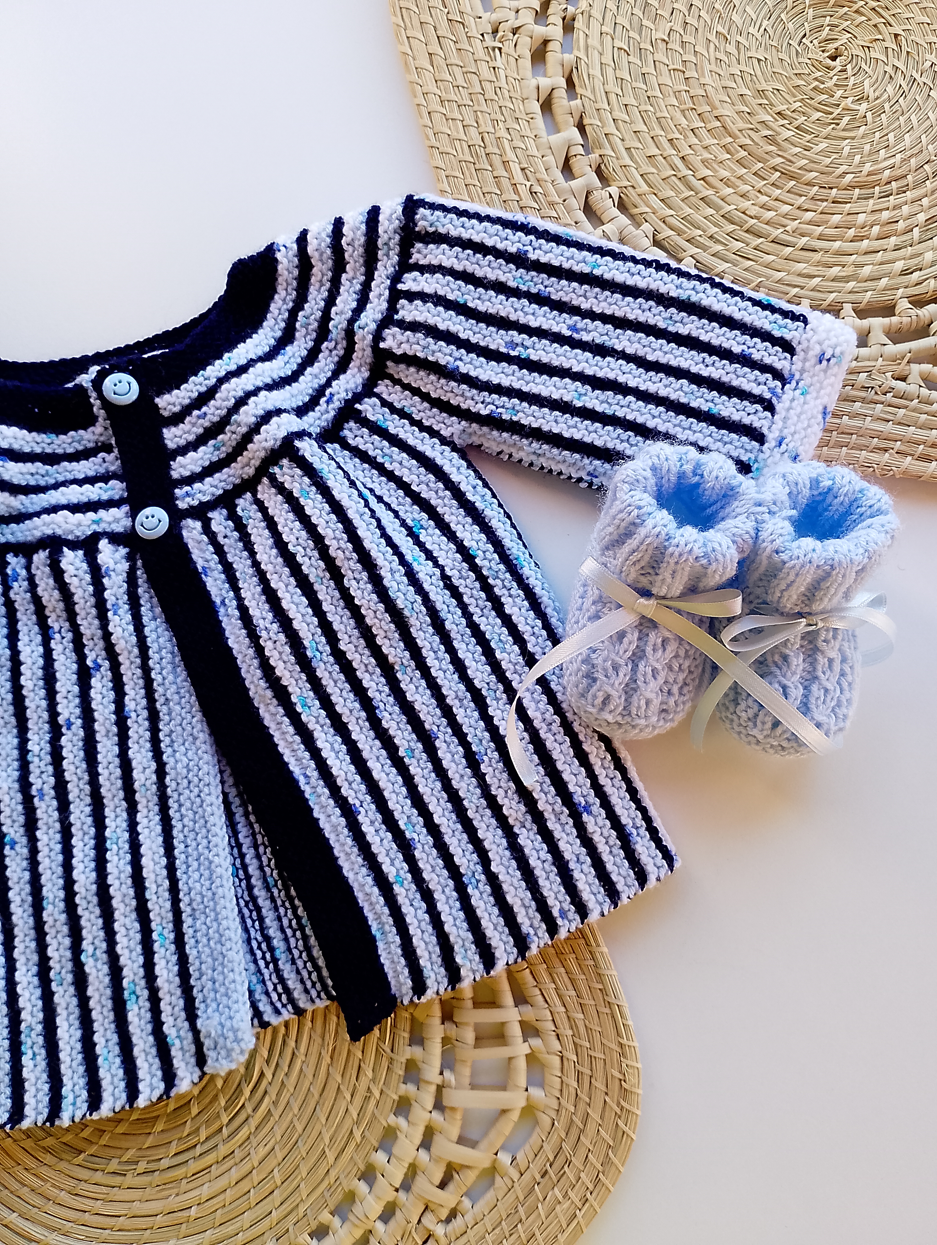 Saco bebé azul blanco tejido artesanal